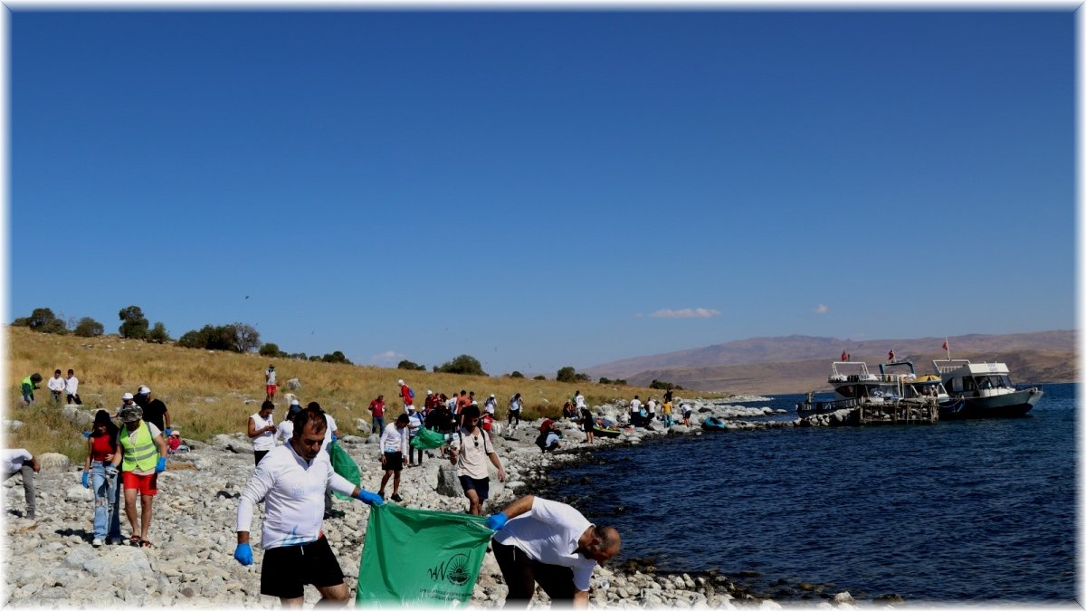 Van Büyükşehir’in destekleriyle “1. Adır Adası Yüzme Festivali” kapsamında sahil temizliği yapıldı