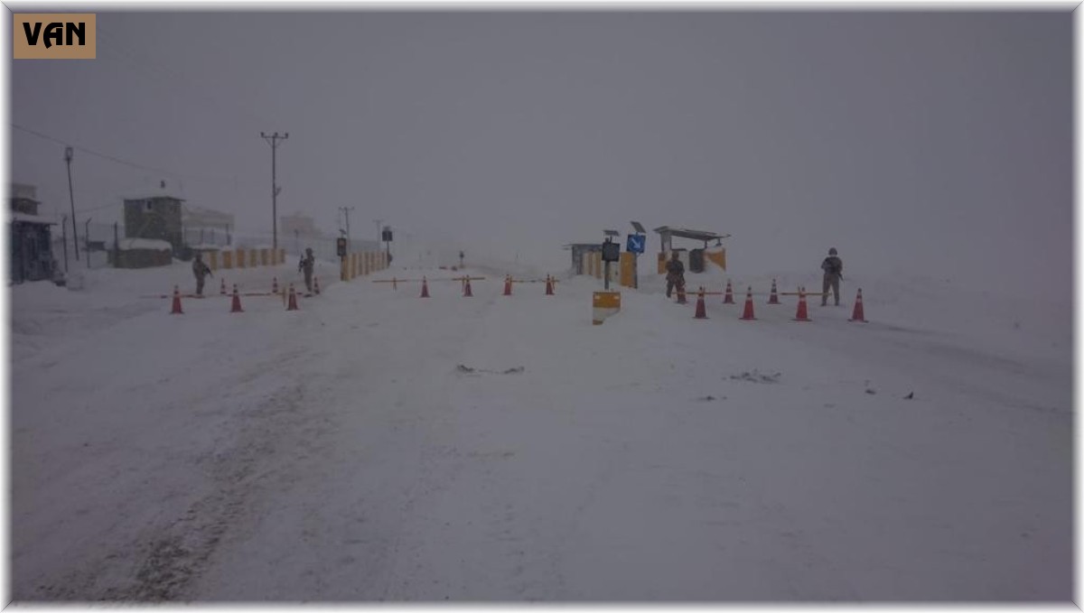 Van-Çatak karayolu trafiğe kapatıldı