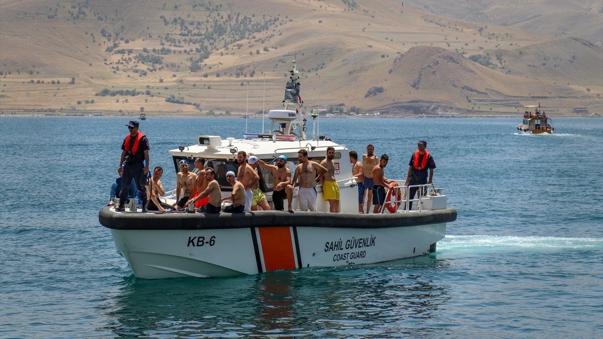 Van'da "1. Van Denizi Yüzme Festivali" başladı