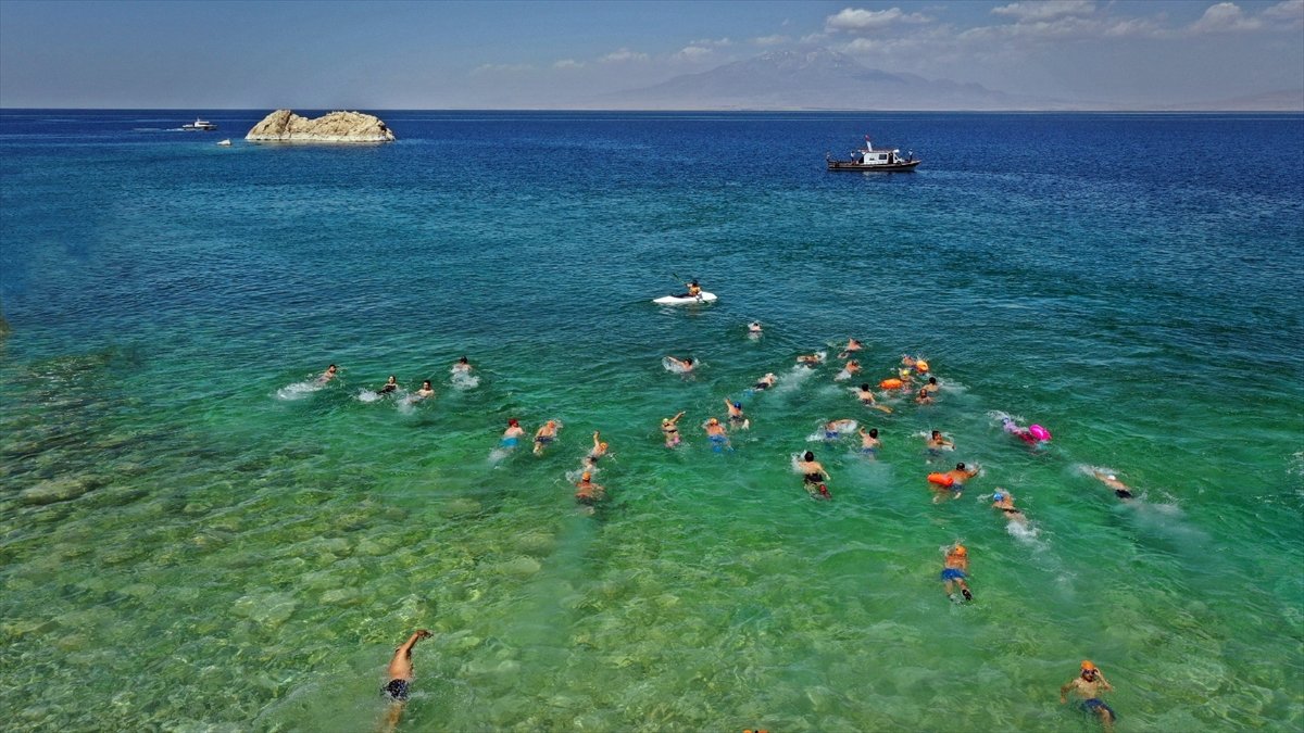 Van'da "1. Van Denizi Yüzme Festivali" devam ediyor