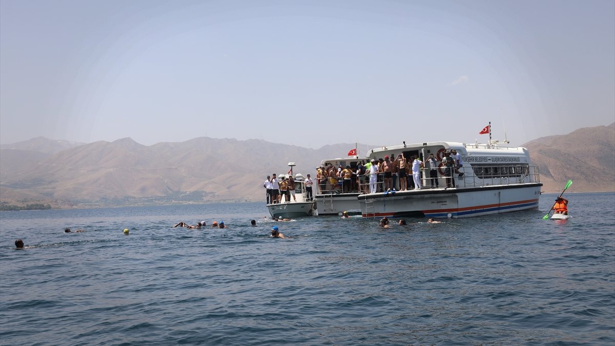 Van'da "1. Van Denizi Yüzme Festivali" devam ediyor