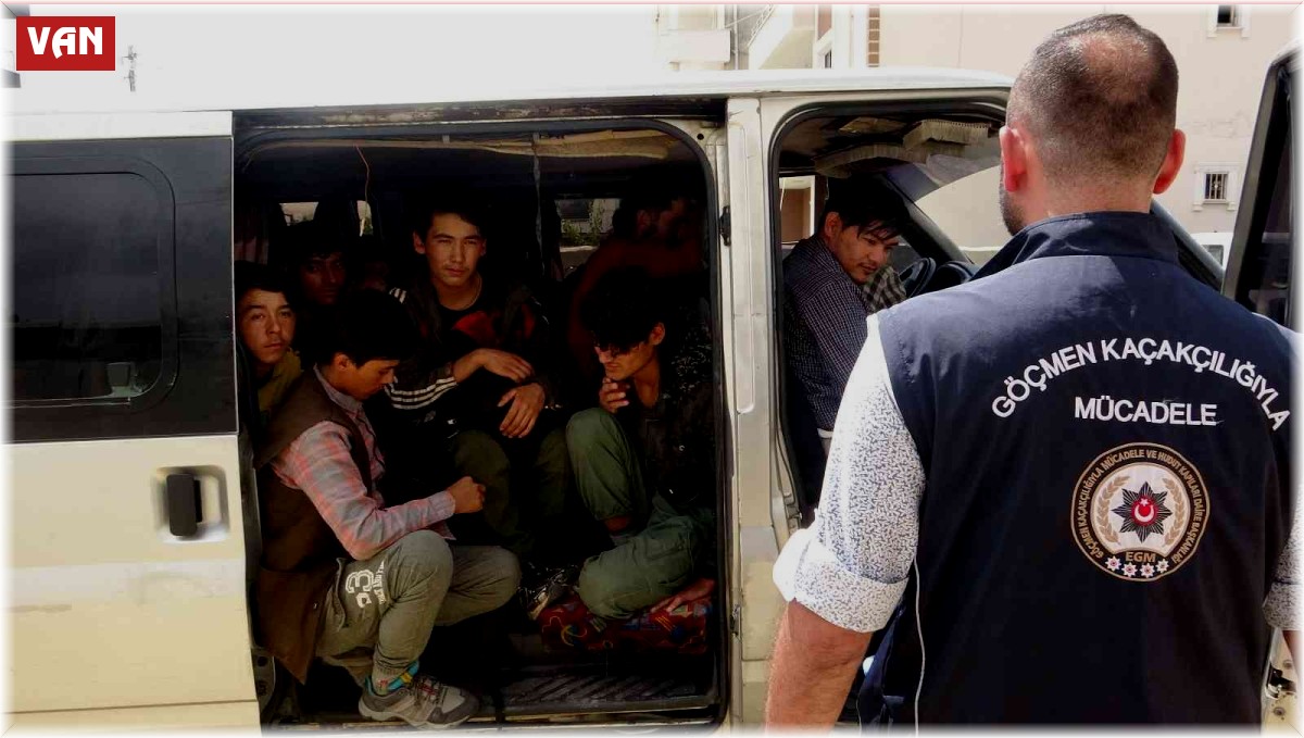 Van'da 10 kişilik minibüste 20 düzensiz göçmen yakalandı