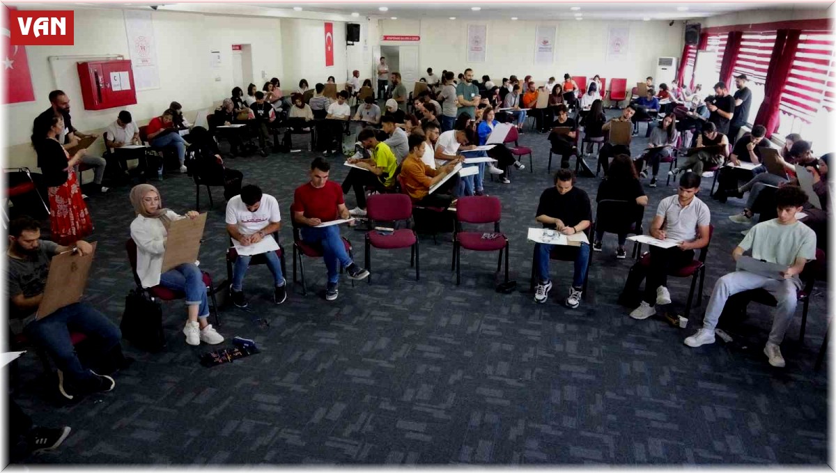 Van'da 103 öğrenci özel yetenek resim deneme sınavına girdi