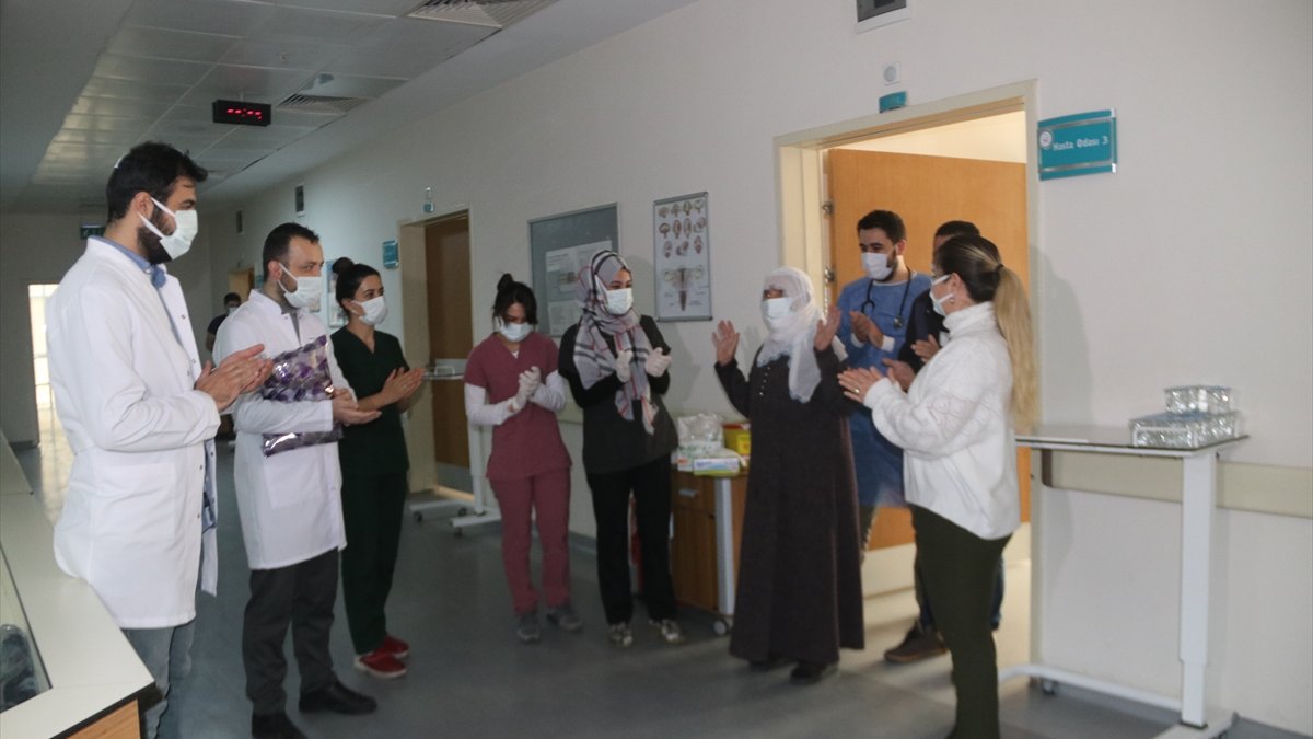 Van'da 103 yaşındaki Zahide nine Kovid-19'u yenmeyi başardı