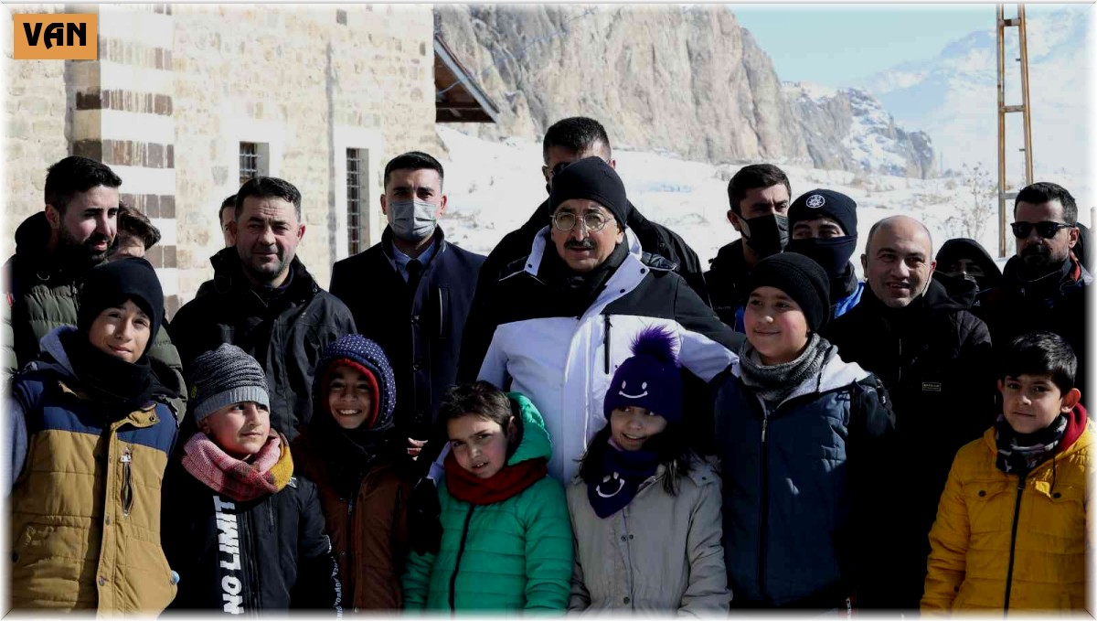 Van'da '120 kahraman çocuk' anısına 'Kar Yürüyüşü ve Kartopu Festivali' düzenlendi