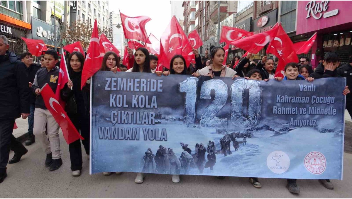 Van'da "120 kahraman çocuk" anısına yürüyüş düzenlendi