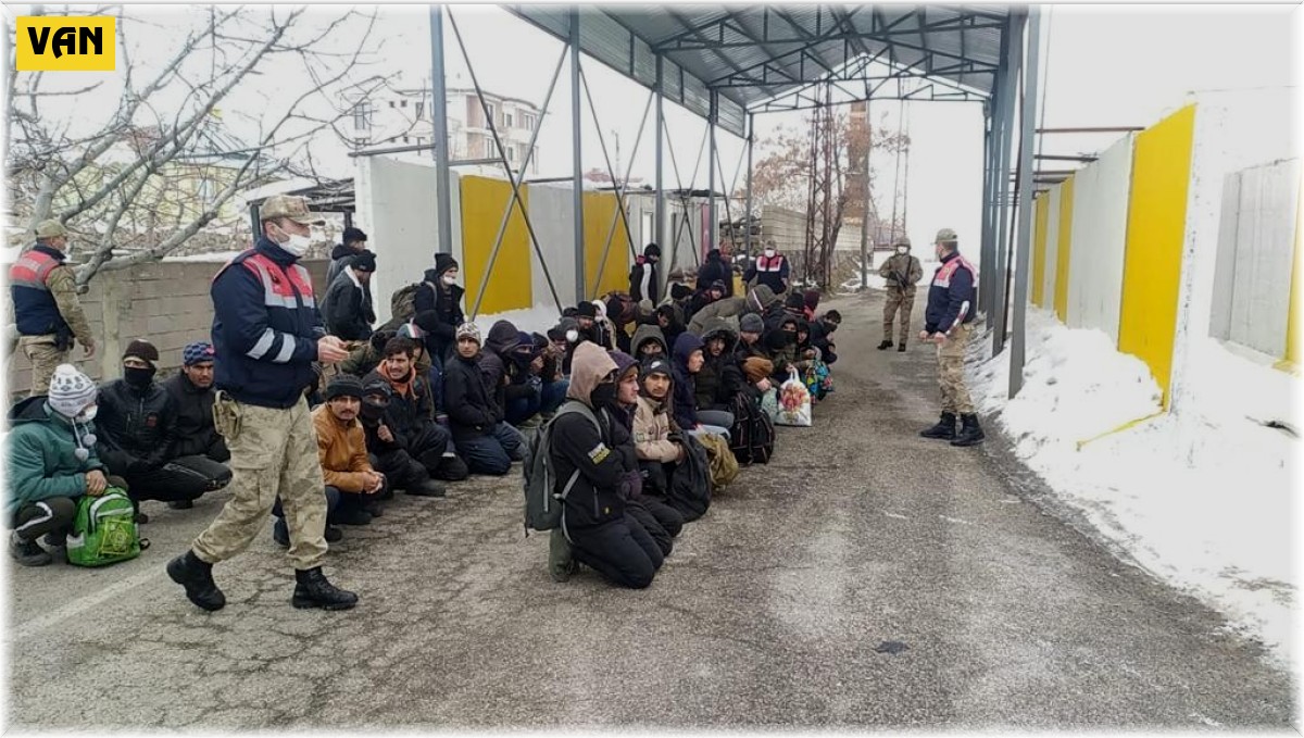 Van'da 130 düzensiz göçmen yakalandı