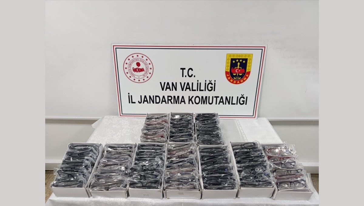 Van'da 150 bin lira değerinde kaçak 250 adet gözlük ele geçirildi