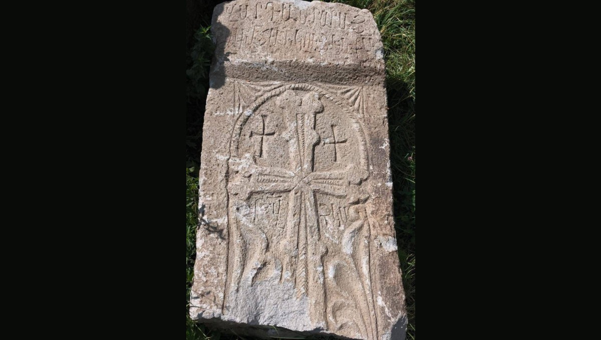 Van'da 2 adet kabartma taş stel ele geçirildi