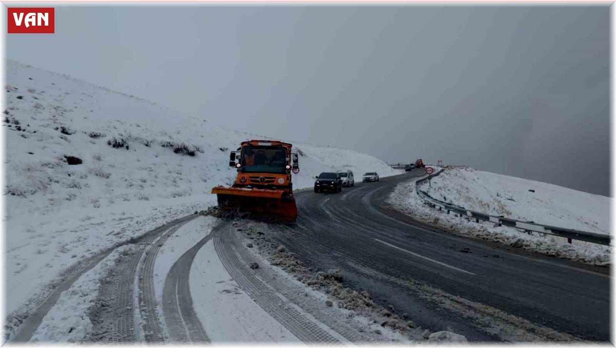 Van'da 2 bin 730 rakımlı Güzeldere Geçidi'nde kar yağışı