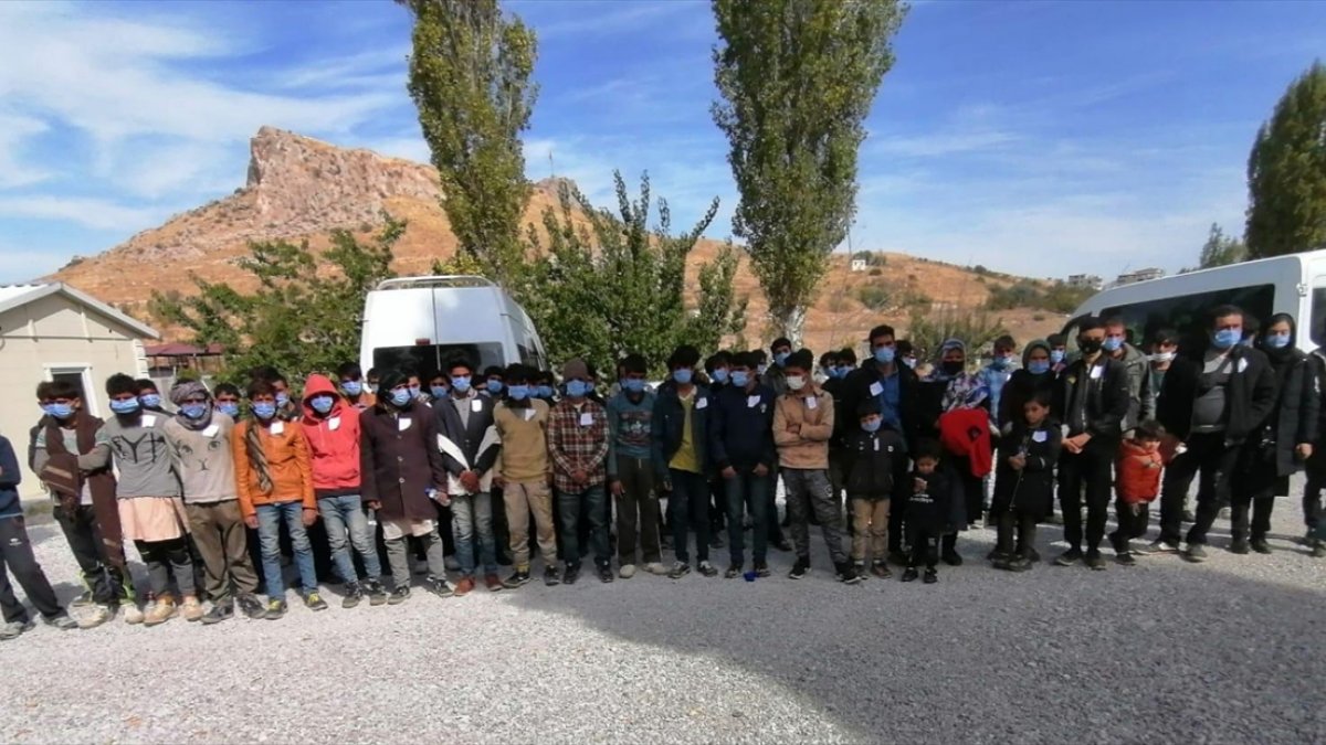 Van'da 2'si havasızlık ve sıkışmadan dolayı ölmüş 72 sığınmacı yakalandı