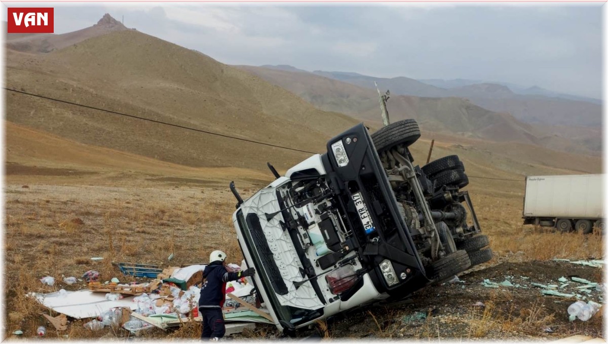 Van'da 2 tır kafa kafaya çarpıştı: 2 yaralı