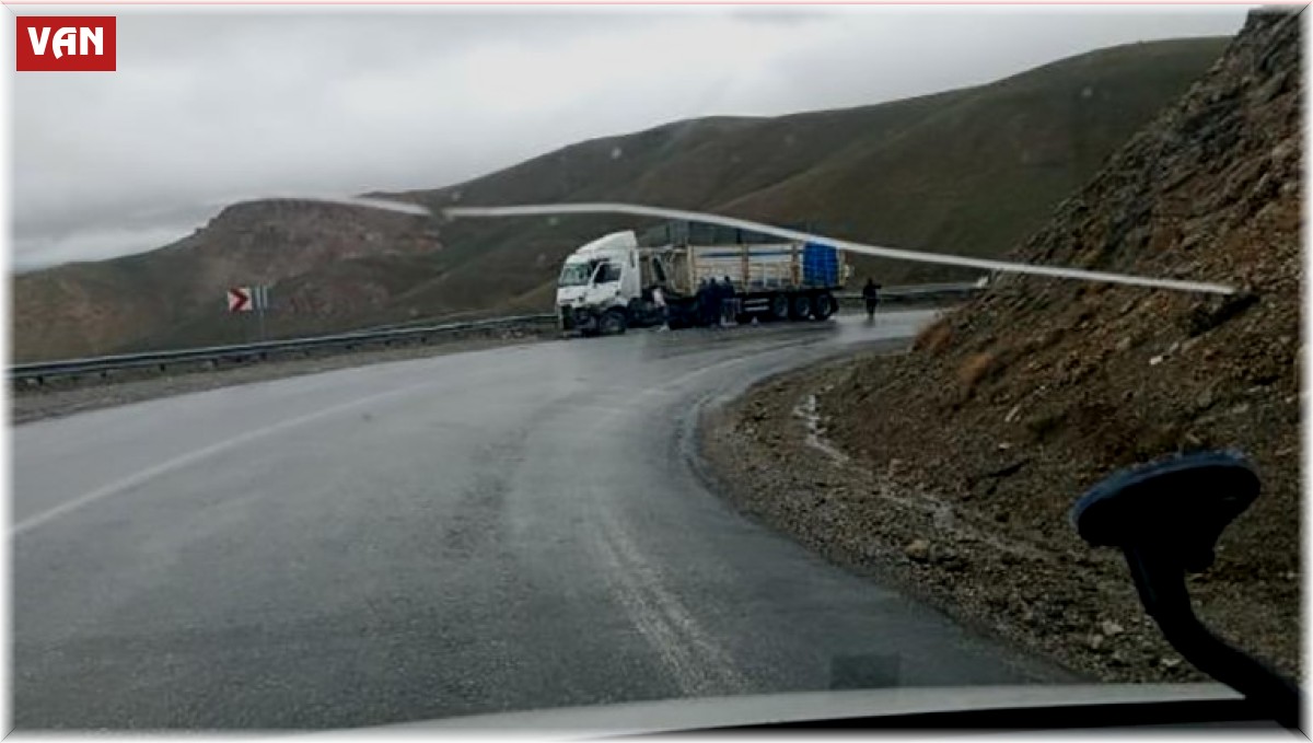 Van'da 2 tır kafa kafaya çarpıştı: 2 yaralı