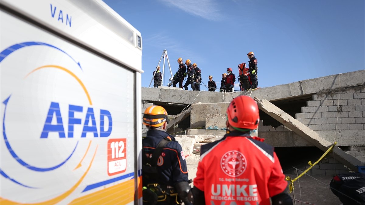 Van'da 2 yılda 375 gönüllüden oluşan 15 arama kurtarma ekibi kuruldu