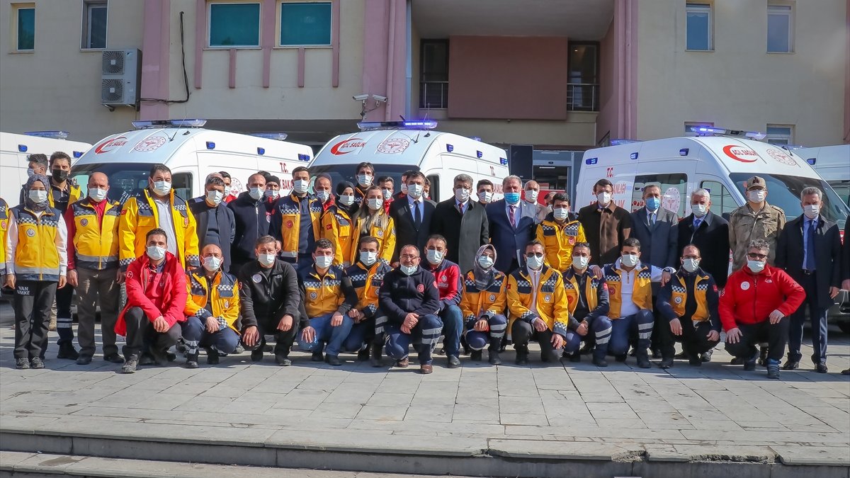 Van'da 20 ambulans törenle hizmete alındı