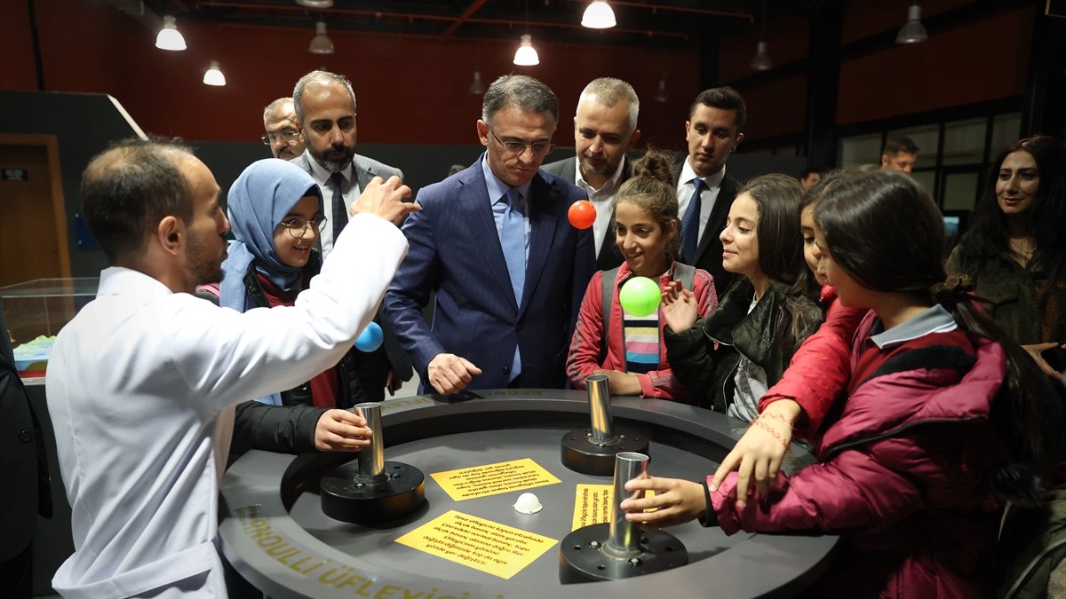 Van'da 20 bin öğrenci bilim ve sanatsal etkinliklerle buluşacak
