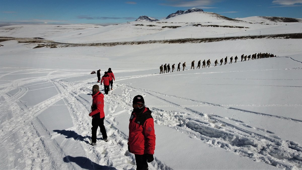 Van'da 200 güvenlik korucusundan oluşan "çığ timi" afetlerle mücadeleye hazır