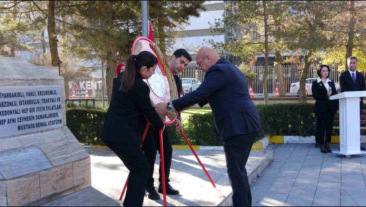 Van'da "24 Kasım Öğretmenler Günü" kutlandı