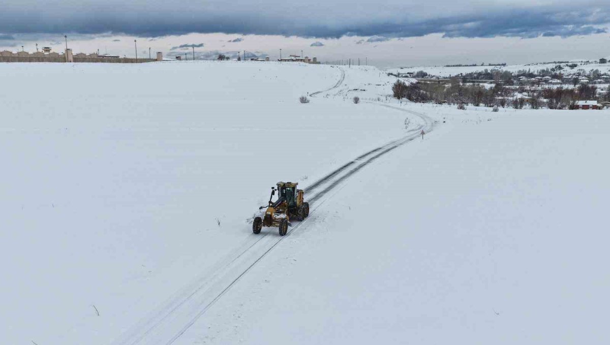 Van'da 283 yerleşim yerinin yolu kapandı