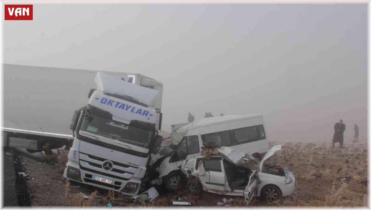 Van'da 3 aracın karıştığı trafik kazasında 1 kişi öldü, 1 kişi de yaralandı