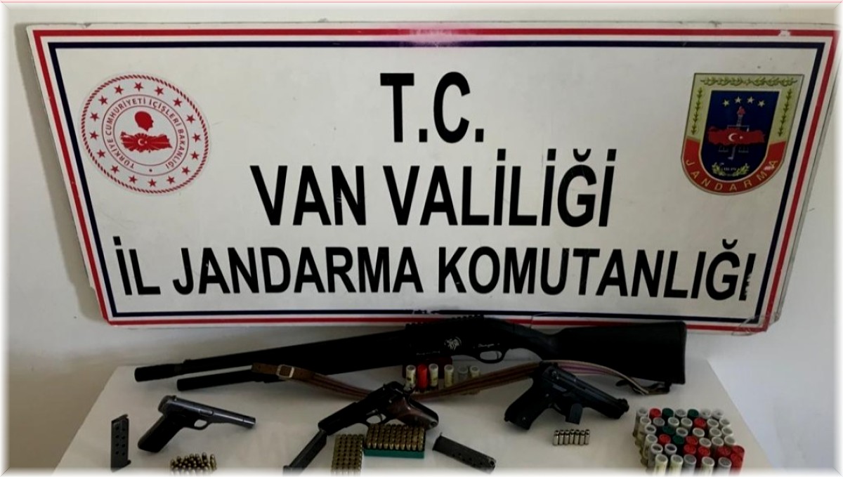 Van'da 3 ayrı evde yapılan aramada 2 adet ruhsatsız tabanca, 1 adet kurusıkı, 1 adet ruhsat süresi geçmiş av tüfeği ile çok sayıda fişek ele geçirildi