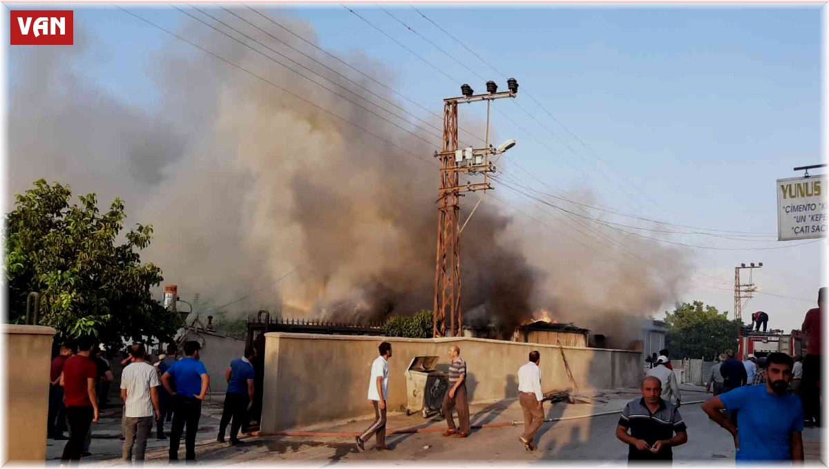 Van'da 3 konteyner yandı