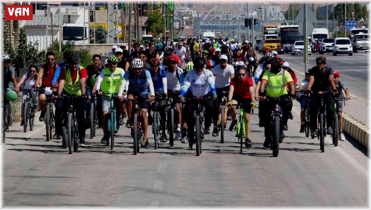 Van'da 300 bisikletli sağlıklı yaşam için pedal çevirdi