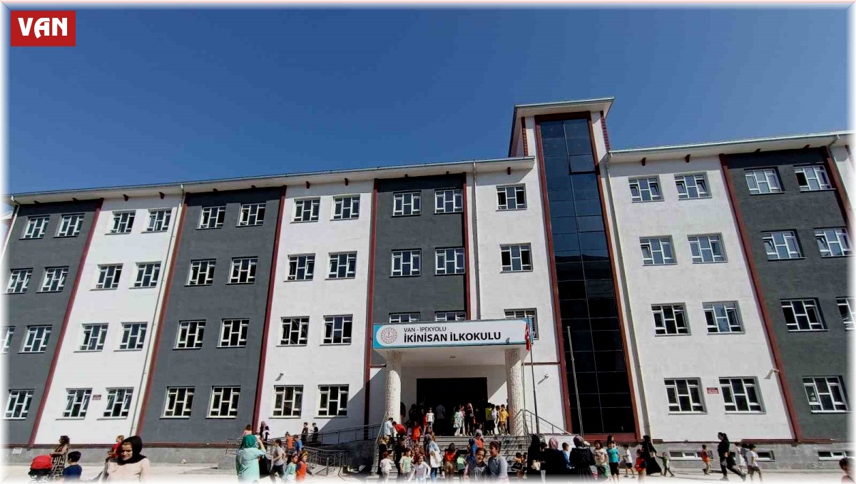 Van'da 324 bin öğrenci için ilk ders zili çaldı