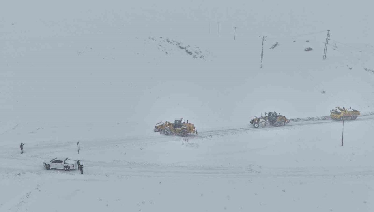 Van'da 363 yerleşim yerinin yolu kapandı