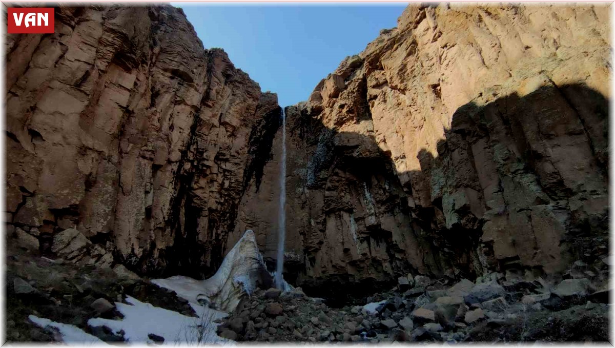 Van'da 40 metre yükseklikten akan şelale ilkbaharda coştu