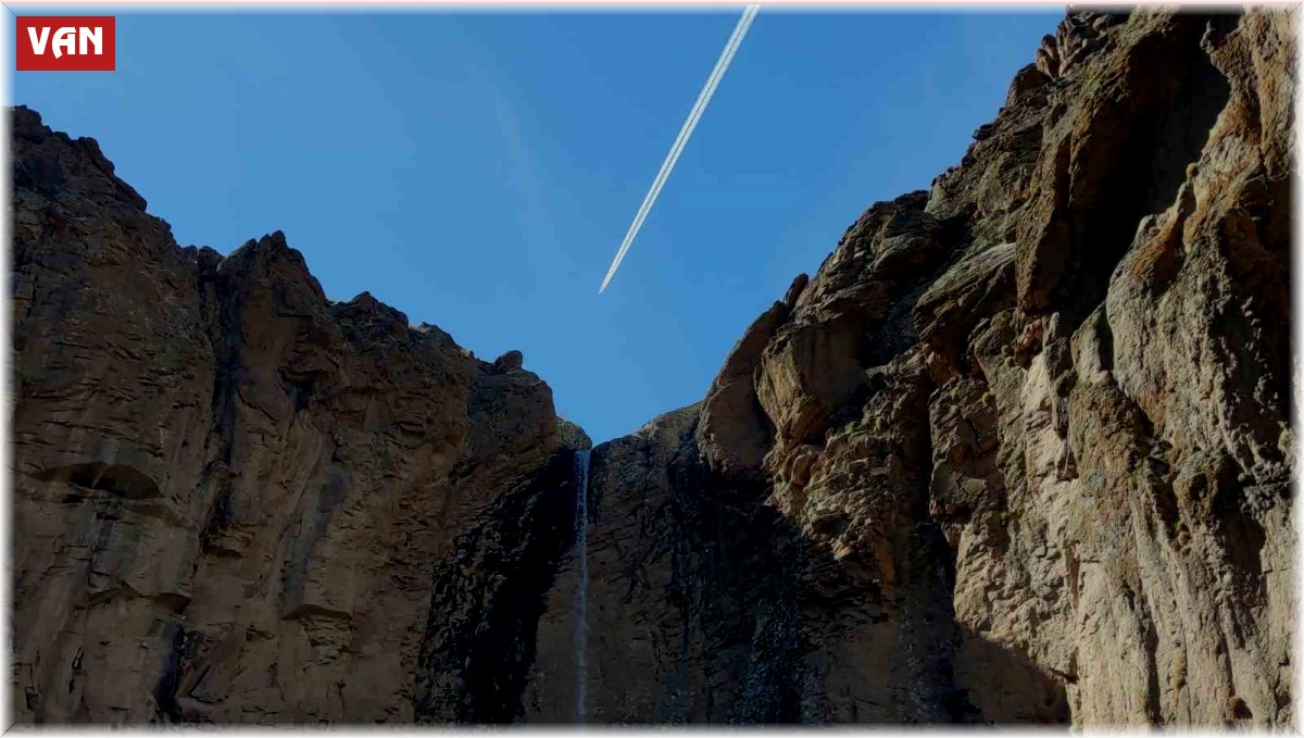 Van'da 40 metre yükseklikten akan Yaşar Kemal Şelalesi erken kurudu