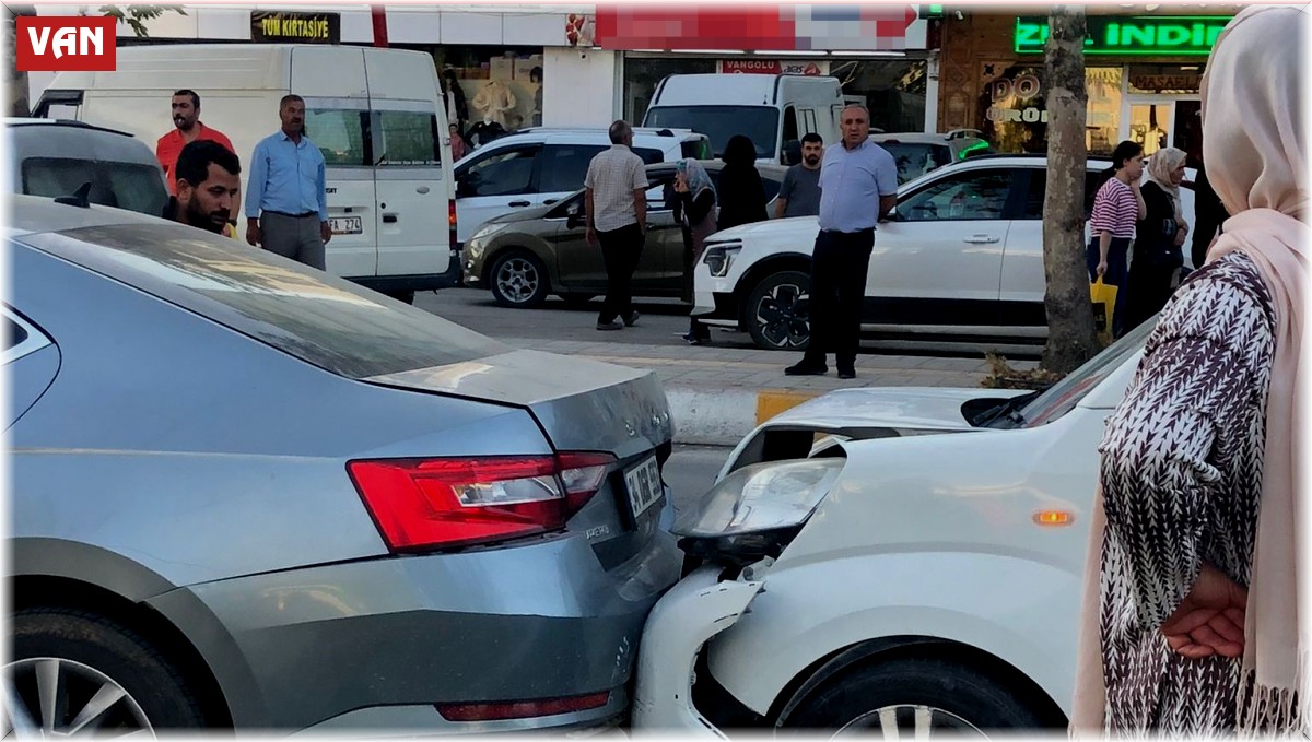 Van'da 5 araçlı zincirleme kaza: 2 yaralı