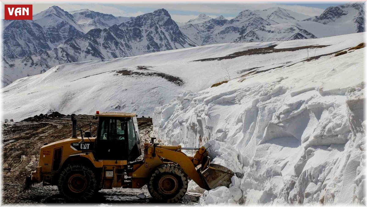 Van'da 5 metreyi bulan karda zorlu yol açma çalışması