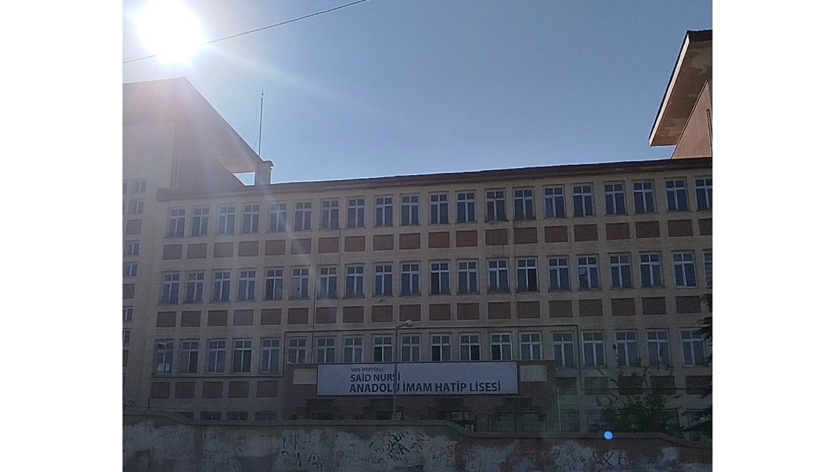 Van'da 5 öğrenci zehirlenme şüphesiyle hastaneye kaldırıldı