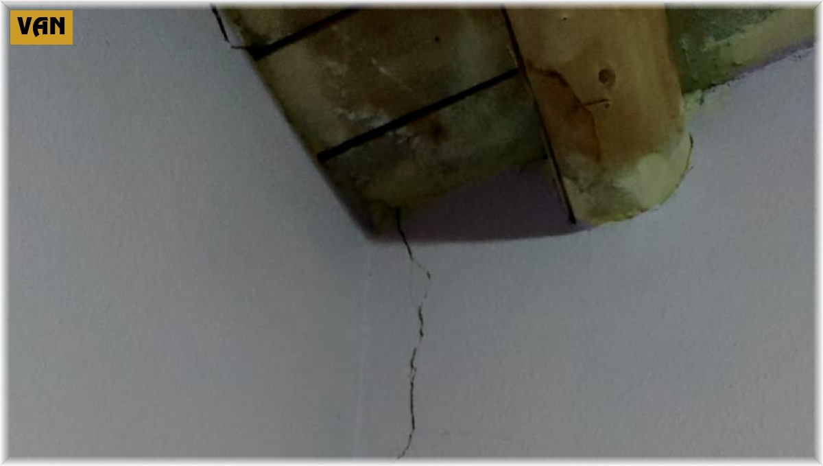 Van'da 5.0 büyüklüğündeki depremde Erciş'te de bazı evlerde çatlaklar oluştu