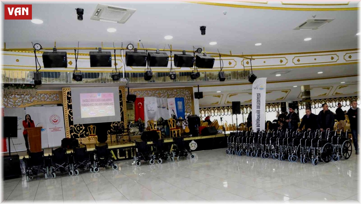 Van'da 60 engelli vatandaşa tekerlekli sandalye hediye edildi