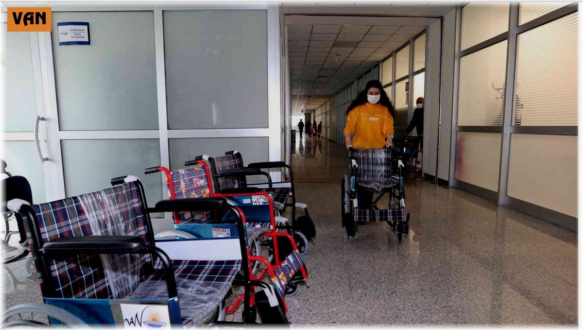 Van'da 7 engelli vatandaşa tekerlekli sandalye hediye edildi