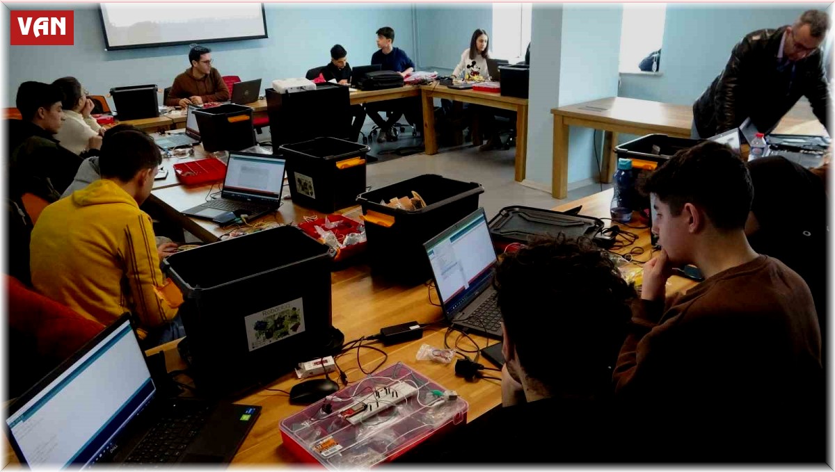 Van'da 72 öğrenci dene-yap teknoloji atölyesinde eğitim görüyor