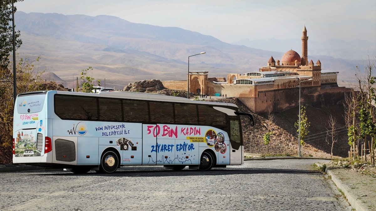 Van'da 75 bin kadın kentin tarihi mekanlarıyla buluşturuldu
