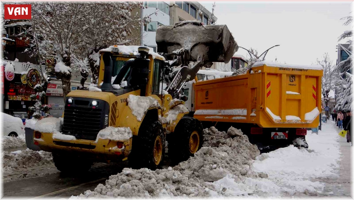 Van'da 83 yerleşim yerinin yolu kardan kapandı