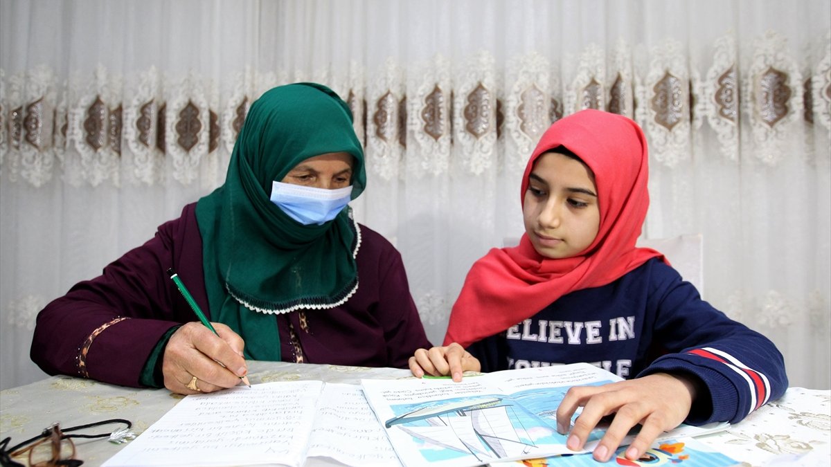 Van'da 9 çocuğuna üniversite okutan anne, torunundan okuma yazma öğreniyor