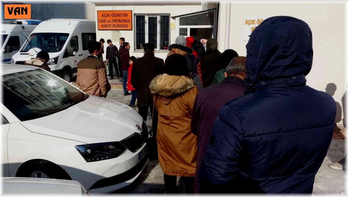 Van'da açık öğretim kayıtlarına yoğun ilgi