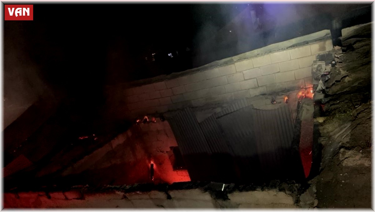 Van'da ahır, tandır evi ve garaj yangını