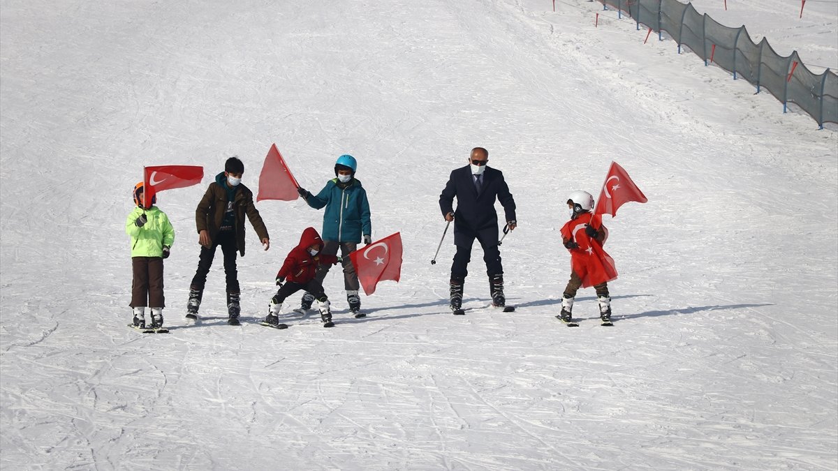 Van'da aileleri ikna edilen gençlere kayak eğitimi veriliyor