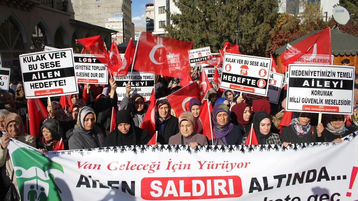 Van'da 'Ailen Saldırı Altında, Harekete Geç' yürüyüşü yapıldı