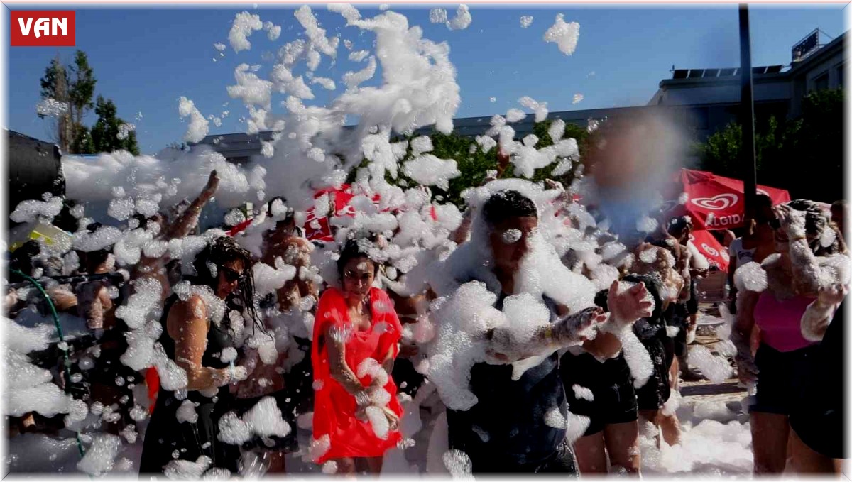 Van'da Akdeniz sahillerini aratmayan köpük partisi