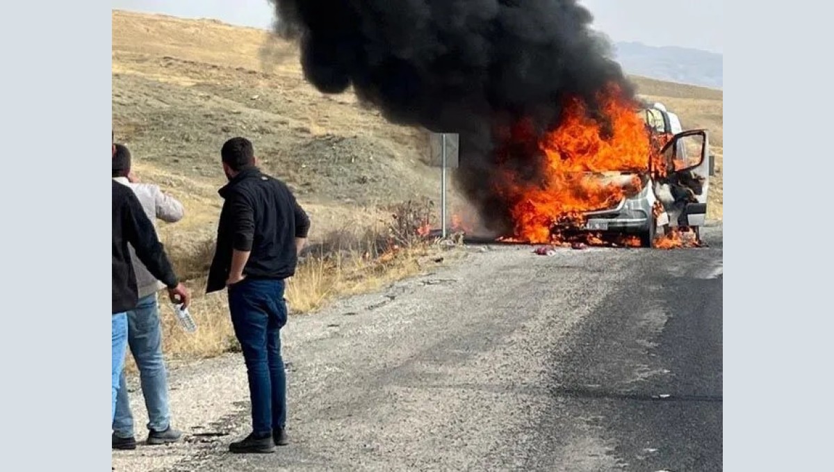 Van'da alev alan minibüs kullanılamaz hale geldi