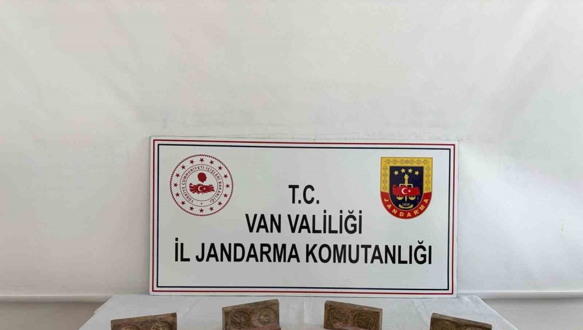 Van'da altın hammaddeli tarihi eser operasyonu: 3,5 milyon liralık eser ele geçirildi
