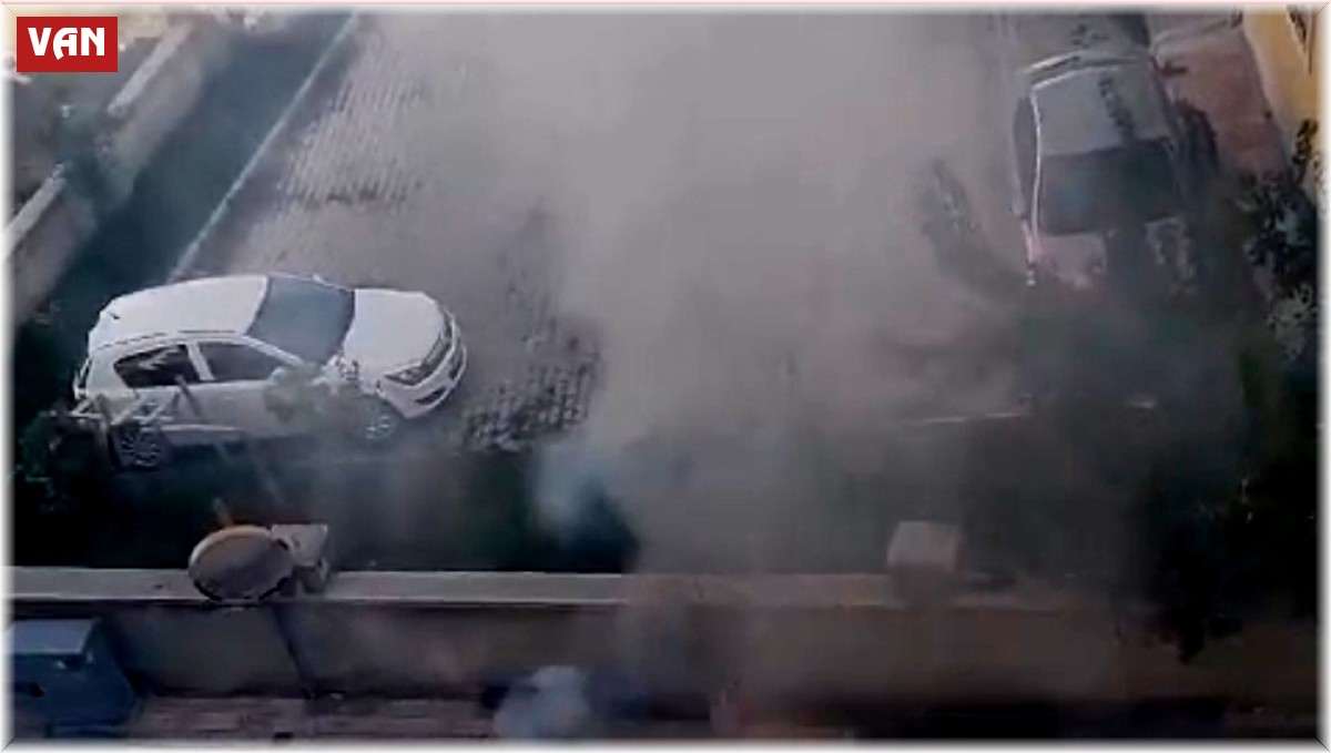 Van'da altyapı çalışmaları esnasında yanan elektrik kablosu korkuya neden oldu