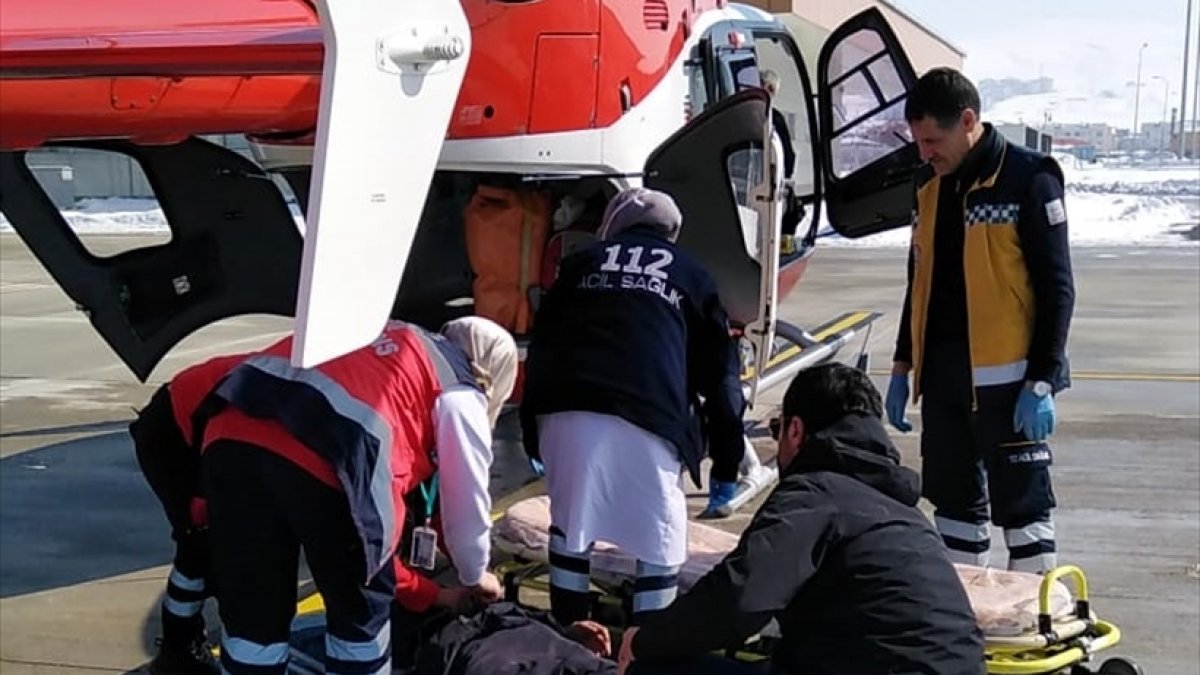 Van'da ambulans helikopter yüz felci geçiren hasta için havalandı